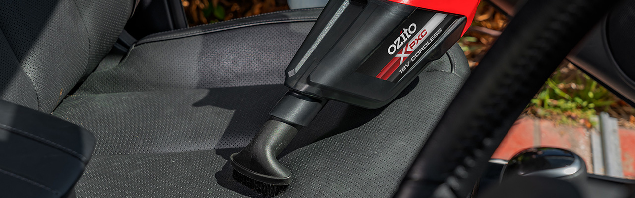  Working with a cordless handheld vacuum cleaner