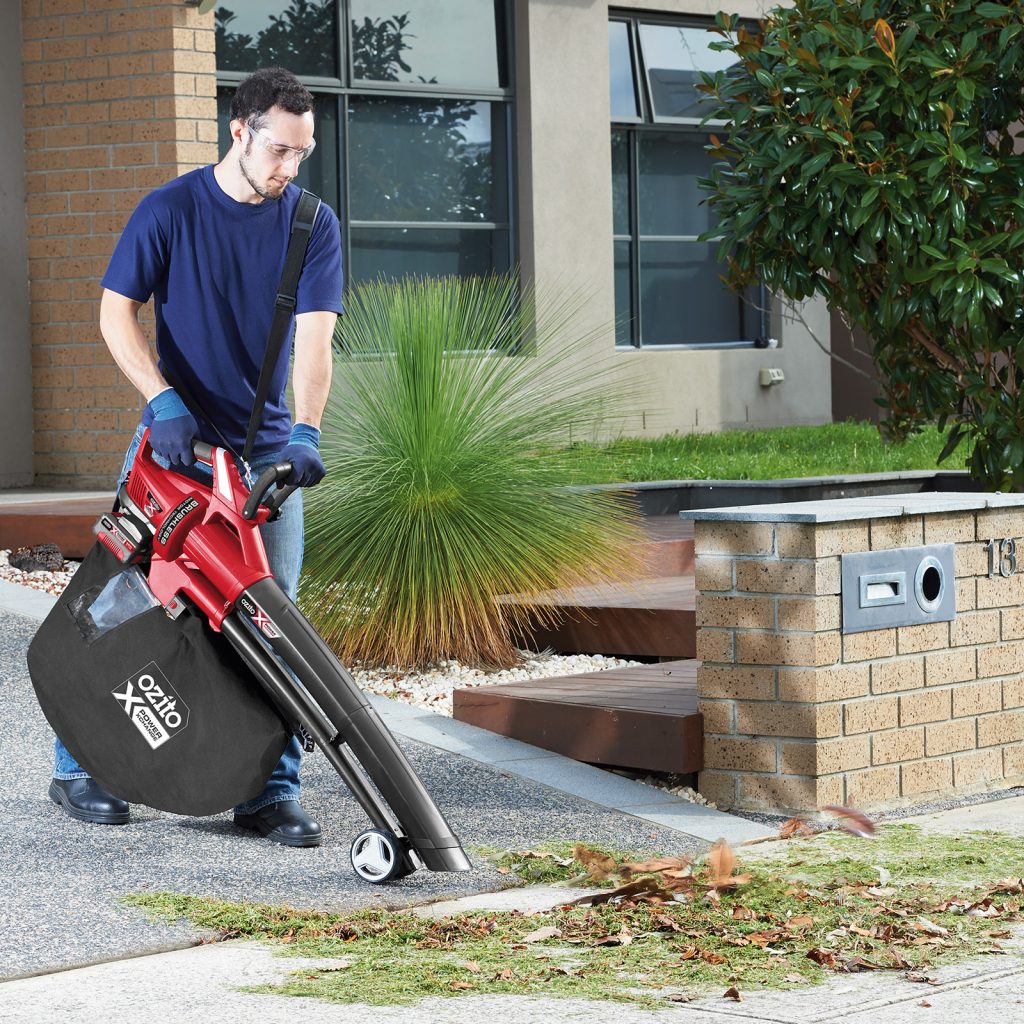  Working with a battery leaf blower